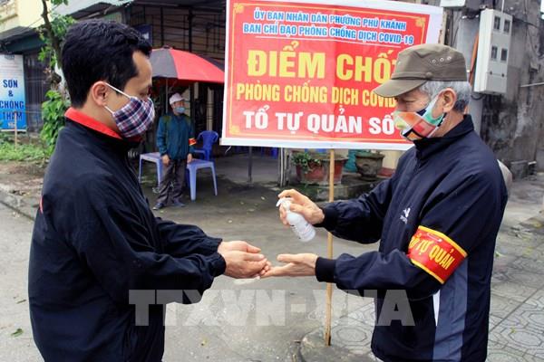 Đề nghị chuyển 2 ca bệnh có biểu hiện viêm phổi về Bệnh viện Bệnh nhiệt đới Trung ương
