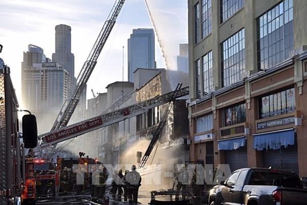 Cháy nổ tại trung tâm thành phố Los Angeles, 10 lính cứu hỏa bị thương