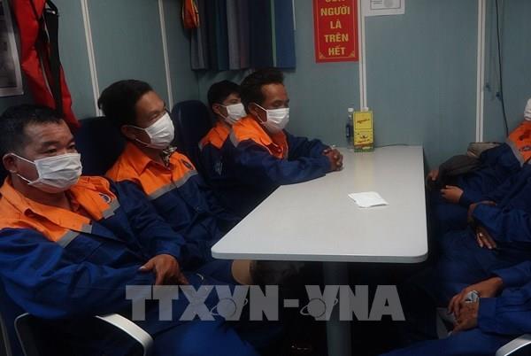 Cứu hộ kịp thời 7 thuyền viên tàu cá bị chìm trên biển