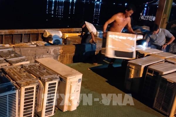 Bắt giữ thuyền máy chở đầy hàng điện lạnh cũ nhập lậu từ Campuchia