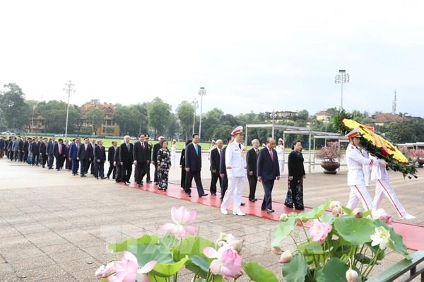 Kỷ niệm 130 năm Ngày sinh Chủ tịch Hồ Chí Minh: Lãnh đạo Đảng, Nhà nước vào Lăng viếng Bác