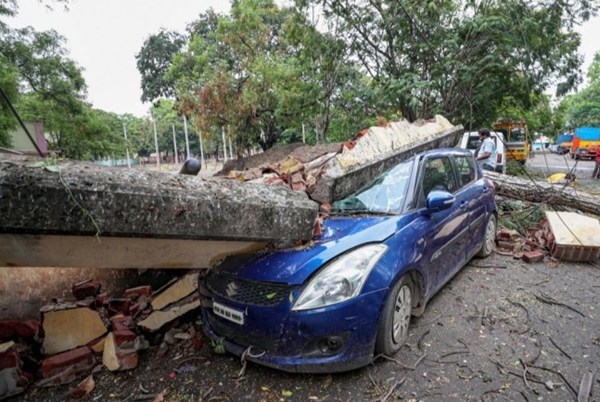 Ấn Độ sơ tán hàng nghìn dân để tránh bão