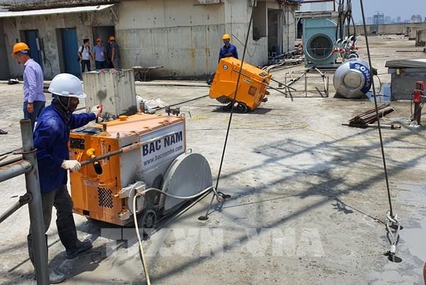 Hà Nội bắt đầu cắt sàn mái tầng 18 công trình số 8B Lê Trực