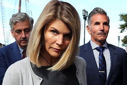 Nữ diễn viên Loughlin nhận tội trong vụ bê bối tuyển sinh đại học ở Mỹ