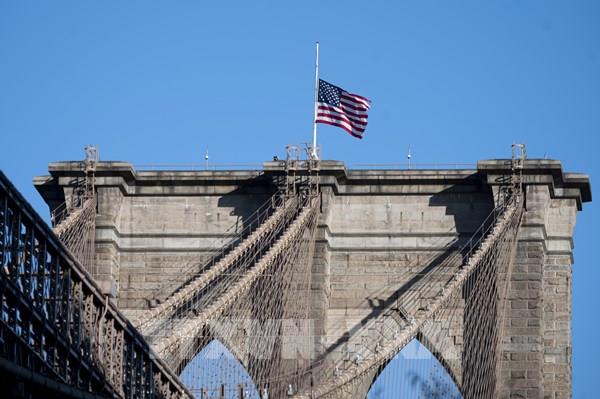 Mỹ treo cờ rủ tưởng niệm các nạn nhân của dịch bệnh COVID-19