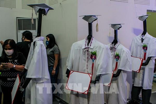 Lễ trao bằng tốt nghiệp  đặc biệt  trong mùa dịch COVID-19