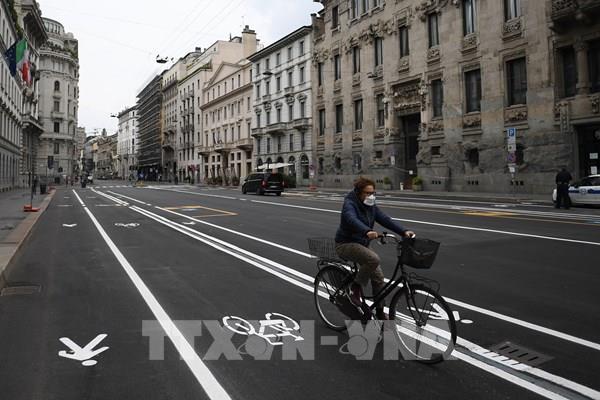 Italy thận trọng bước vào cuối tuần đầu tiên sau phong tỏa