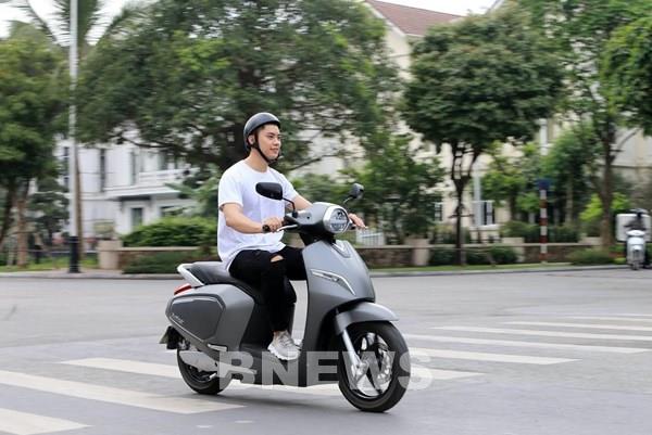 “Mổ xẻ” VinFast KlaraS: Vì sao giá ngang xe máy xăng?