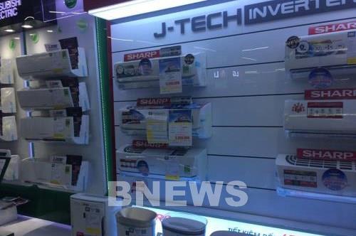 Người dân đổ xô đi mua quạt mát, máy điều hòa