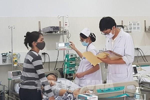 Vụ cây phượng bật gốc đè lên nhiều học sinh: Lãnh đạo Tp.HCM thăm hỏi các cháu bị thương