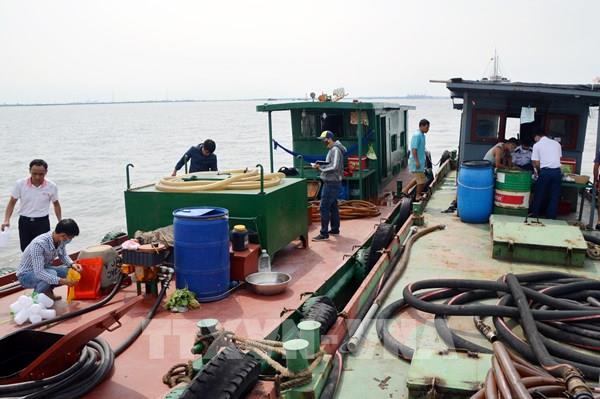 Xử lý 1 tàu sang mạn dầu trái phép trên biển