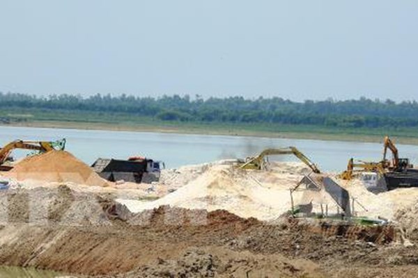 Giảm 30% công suất và thời gian khai thác cát trong hồ Dầu Tiếng