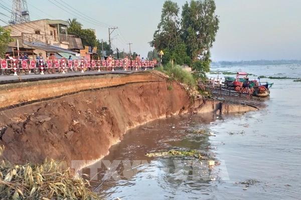 An Giang: Di dời khẩn cấp 27 hộ dân trong vùng sạt lở nguy hiểm
