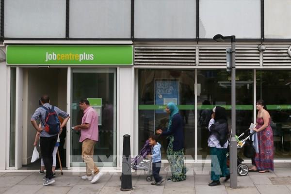 Anh điều chỉnh chương trình hỗ trợ tiền lương cho các doanh nghiệp