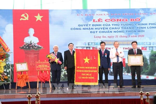 Long An có huyện nông thôn mới đầu tiên