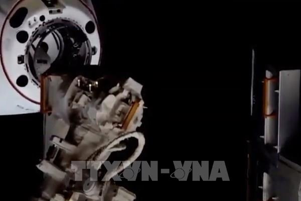 Tàu vũ trụ Crew Dragon “cập bến” ISS