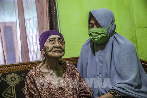 Cụ bà 100 tuổi tại Indonesia “đánh bại” virus SARS-CoV-2