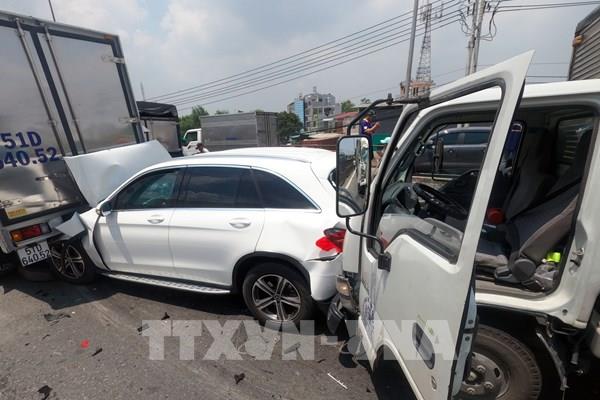 Tai nạn giao thông liên hoàn gây ùn tắc Quốc lộ 1, đoạn qua Tp Hồ Chí Minh