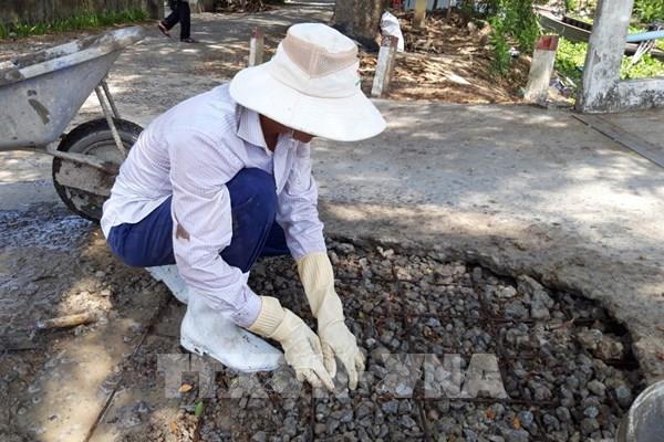 Chuyện về người thợ hồ miền Tây tự nguyện vá đường