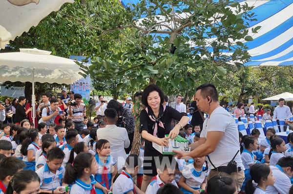 Vinamilk mang niềm vui uống sữa đến với trẻ em Quảng Nam