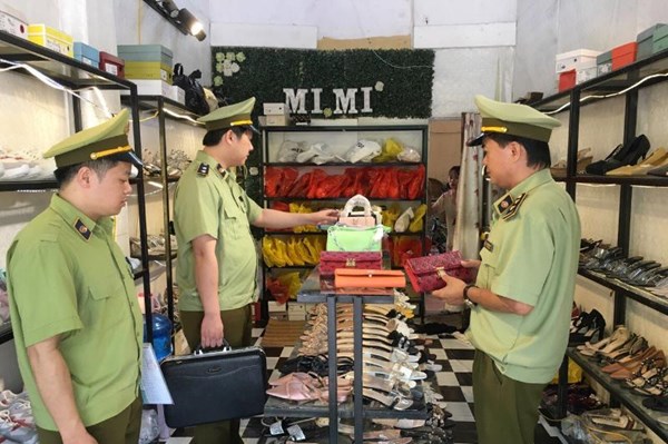 Tạm giữ 68 sản phẩm có dấu hiệu giả mạo nhãn đăng bán qua mạng xã hội 