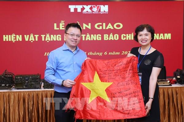 TTXVN bàn giao hiện vật truyền thống trưng bày tại Bảo tàng báo chí Việt Nam