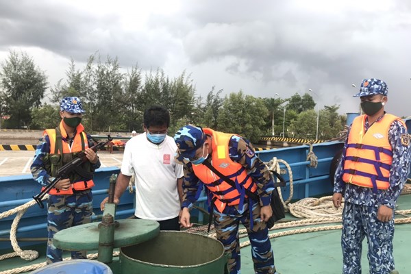Tạm giữ tàu nước ngoài chở khoảng 150.000 lít dầu D.O không rõ nguồn gốc