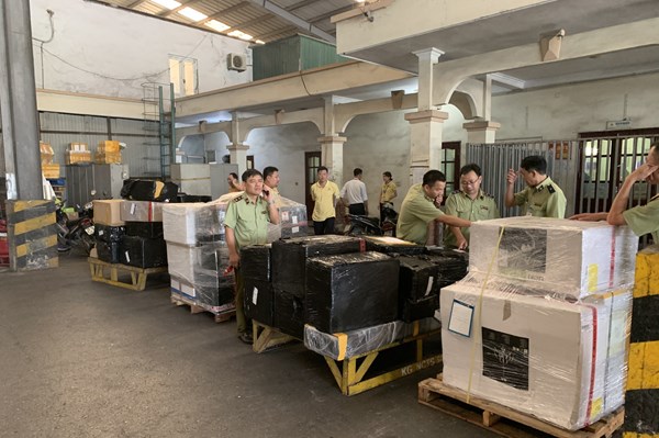 Quản lý thị trường phát hiện số lượng lớn hàng lậu vận chuyển qua đường hàng không