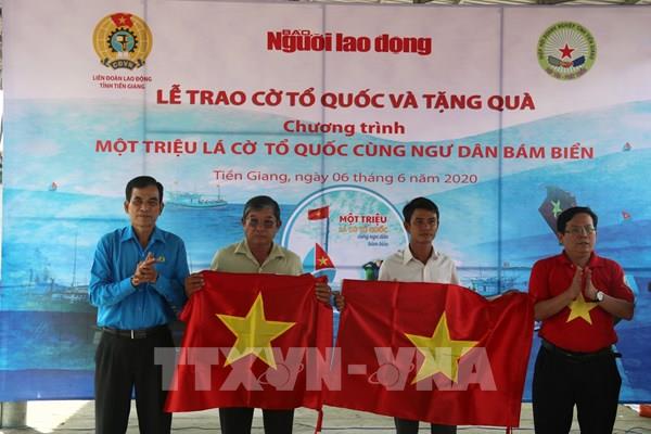 Trao 2.000 lá cờ Tổ quốc cho ngư dân