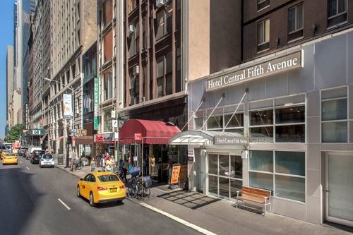 Mỹ: Lo sợ bị cướp phá, hàng loạt cửa hàng ở Fifth Avenue đóng ván kín