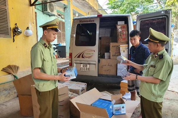 Tạm giữ xe hàng vận chuyển hơn 2000 đơn vị sản phẩm nhập lậu không rõ nguồn gốc