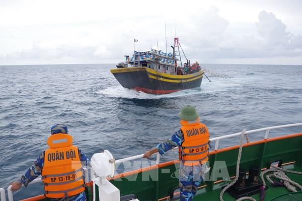 Lập biên bản 21 tàu cá vi phạm hành lang an toàn các công trình dầu khí trên biển
