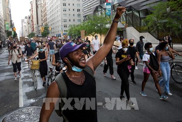 Thành phố New York dỡ bỏ lệnh giới nghiêm