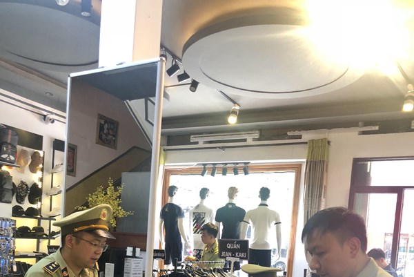 20 loại hàng hoá nhái nhãn hiệu NIKE được rao bán trên Facebook