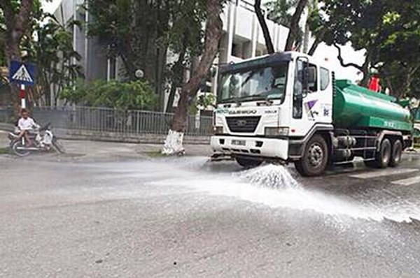 Hà Nội chi 114 tỷ đồng tưới nước rửa đường trở lại
