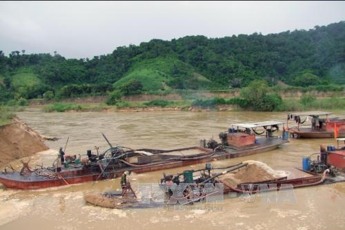 Hà Nội: Triệt phá 4 ổ nhóm chuyên tổ chức khai thác cát trái phép trên sông Hồng