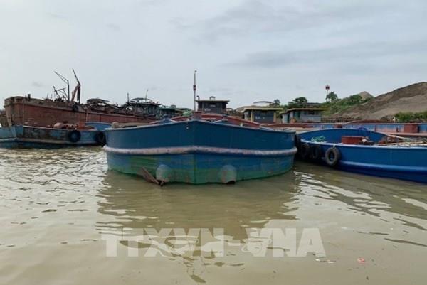 Liên tiếp phát hiện ba tàu khai thác cát trái phép trên sông Hồng