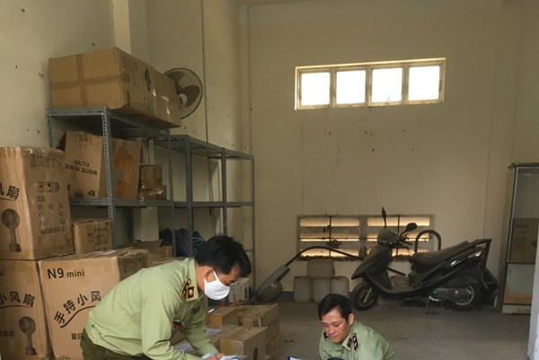 Tạm giữ lượng lớn mỹ phẩm và thiết bị điện gia dụng nhập lậu