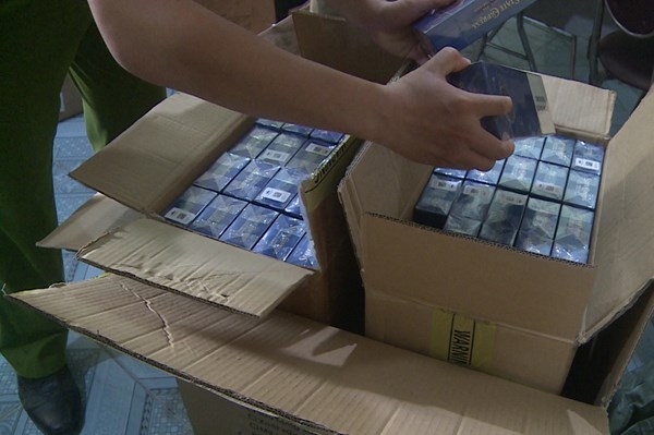 Tạm giữ 1.000 bao thuốc lá lậu và hàng trăm thiết bị điện đã qua sử dụng