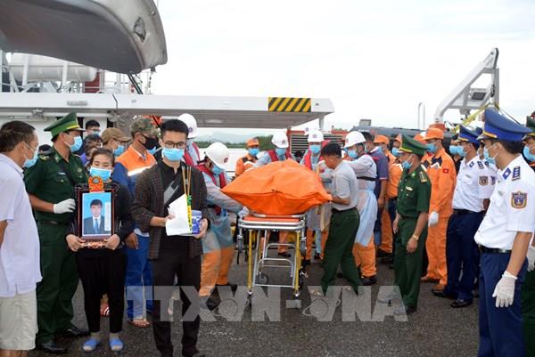 Bàn giao 4 thi thể thuyền viên trên tàu cá TH 90282 TS bị nạn cho gia đình