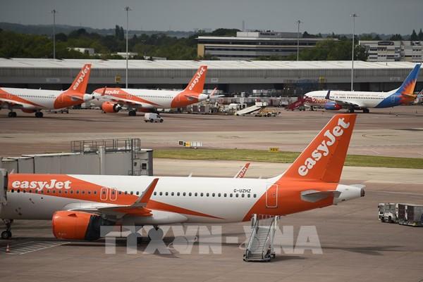 Các hãng hàng không Anh phải hủy nhiều chuyến bay do nhân viên mắc COVID-19