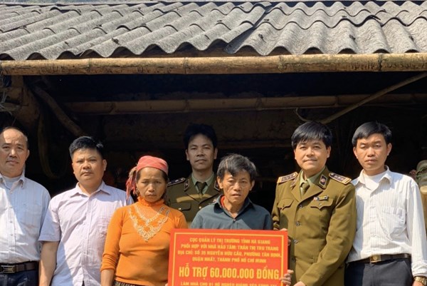 Quản lý thị trường Hà Giang chung tay hỗ trợ các hộ nghèo 