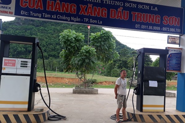 Phạt cửa hàng vi phạm kinh doanh xăng dầu và vận chuyển hàng hoá không rõ nguồn gốc