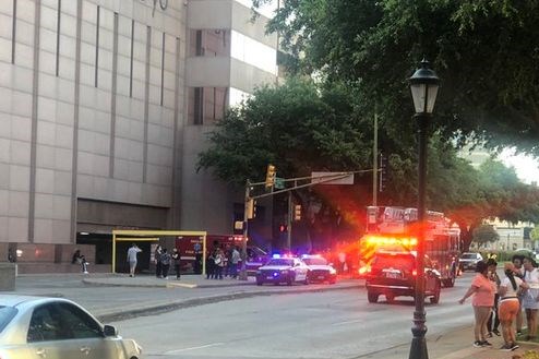 Nổ súng tại trung tâm mua sắm ở Texas (Mỹ)