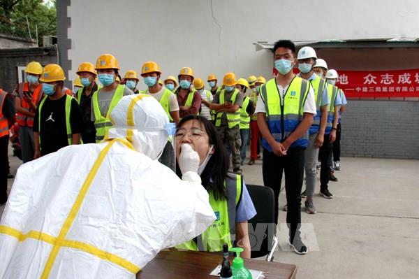 Trung Quốc: Bắc Kinh mở rộng xét nghiệm để truy vết virus SARS-CoV-2