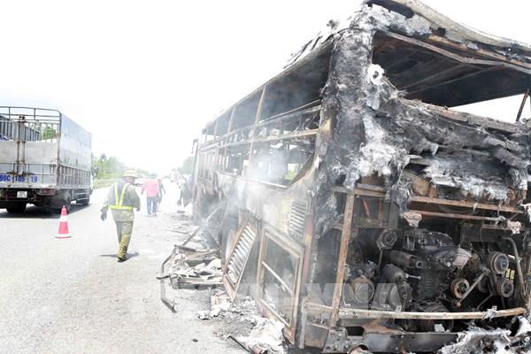 Xe ô tô giường nằm cháy rụi trên cao tốc Nội Bài - Lào Cai