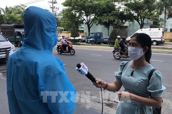 Những nữ phóng viên tác nghiệp giữa dịch COVID-19