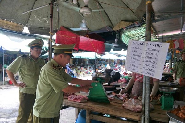Quản lý thị trường Chi Lăng kiểm soát các hộ kinh doanh thịt lợn