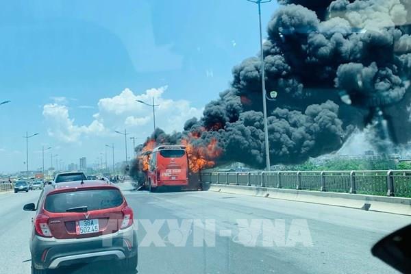 Xe khách giường nằm bốc cháy ngùn ngụt trên cầu Nguyệt Viên