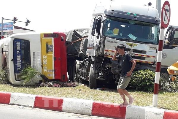 Hải Dương: Tai nạn giao thông giữa xe đầu kéo với xe buýt